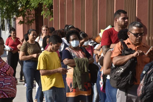 Fila de pessoas para tentar vaga em supermercado por Ricardo Medeiros