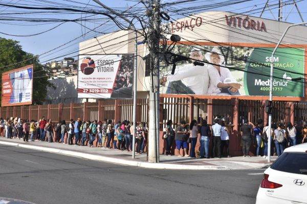 Fila de pessoas para tentar vaga em supermercado por Ricardo Medeiros