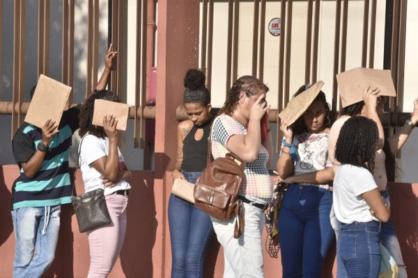 Fila de pessoas para tentar vaga em supermercado por Ricardo Medeiros