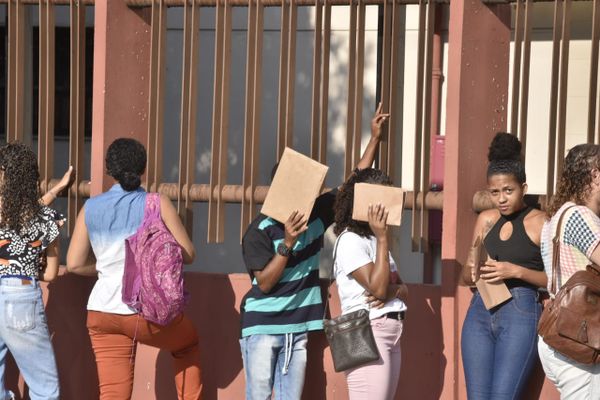 Fila de pessoas para tentar vaga em supermercado por Ricardo Medeiros