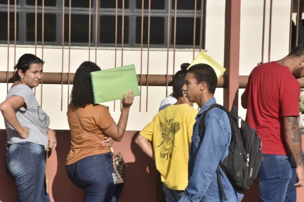 Fila de pessoas para tentar vaga em supermercado por Ricardo Medeiros