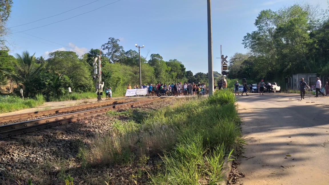 Estrada de Ferro Vitória a Minas foi fechada na altura do distrito de Timbuí, em Fundão. Protesto começou por volta das 7h e prossegue nesta quarta (13)