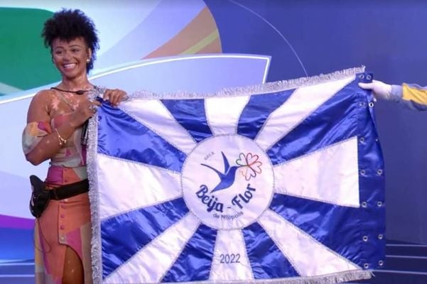 Natália ganha bandeira da Beija-Flor após eliminação do 