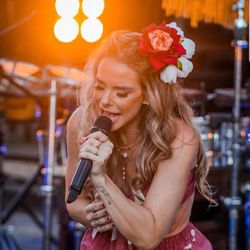 Cantora Flavia Mendonça