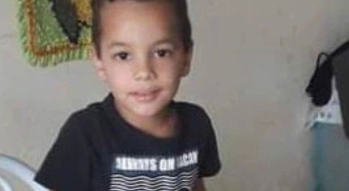 Segundo a Polícia Civil, o pai de Ricardo Coelho apontou o vizinho como autor do tiro que matou o menino para tentar se safar. Homem chegou a ter casa incendiada na época do crime
