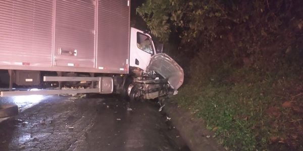 Batida foi entre um caminhão baú e um carro em Mimoso do Sul 