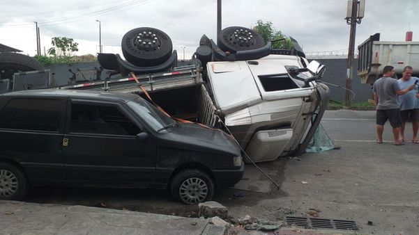 Carreta tombou e atingiu dois carros em Jardim Limoeiro, na Serra por Leitor | A Gazeta