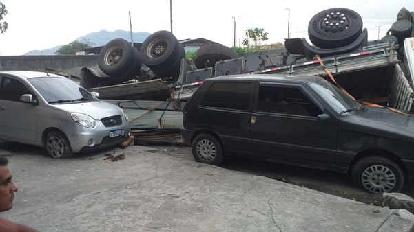 Carreta tombou e atingiu dois carros em Jardim Limoeiro, na Serra por Leitor | A Gazeta