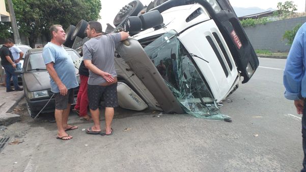 Carreta tombou e atingiu dois carros em Jardim Limoeiro, na Serra por Leitor | A Gazeta