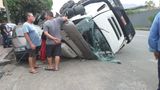 Carreta tombou e atingiu dois carros em Jardim Limoeiro, na Serra(Leitor | A Gazeta)