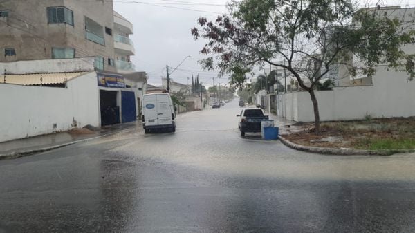 Chuva durante a tarde deixou ruas alagadas em Linhares por Leitor | A Gazeta