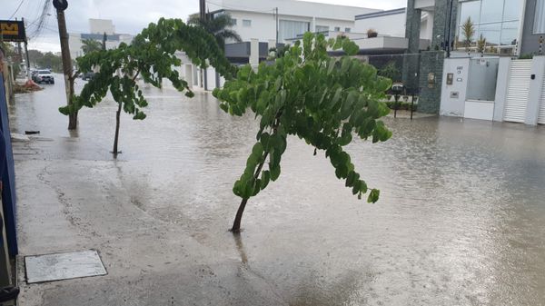 Chuva durante a tarde deixou ruas alagadas em Três Barras, Linhares por Leitor | A Gazeta