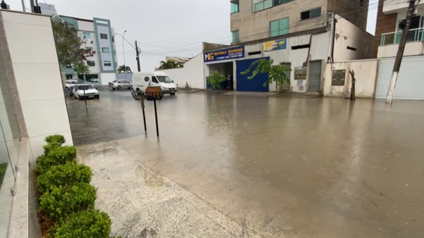 Chuva durante a tarde deixou ruas alagadas em Três Barras, Linhares