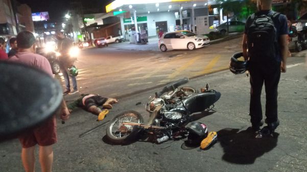 Motociclista fica ferido após bater em ônibus em Cachoeiro
