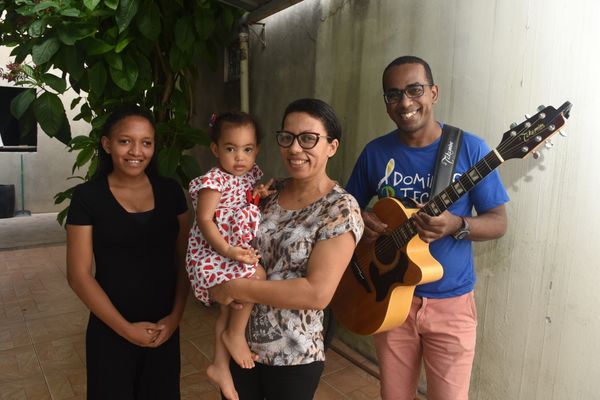 Rosana Cabral fala de sua fé por Nossa Senhora da Penha. Na foto, as filhas e o irmão que fez música para Nossa Senhora.