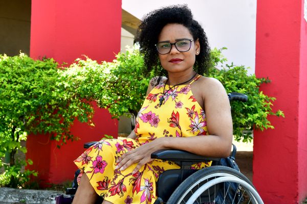 Pessoas cadeirantes estão com dificuldades para se locomoverem, é o caso da Bárbara Eloah 