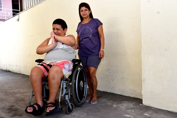 Pessoas cadeirantes estão com dificuldades para se locomoverem, é o caso do Pedro Henrique, 12, filho de Geiza Santos