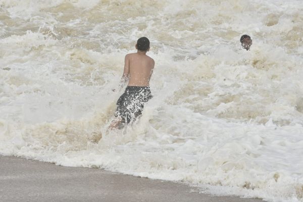 Frente fria chega e fecha o tempo no Espírito Santo com chuvas e ventos fortes por Ricardo Medeiros