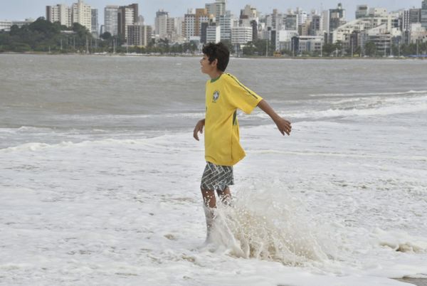 Frente fria chega e fecha o tempo no Espírito Santo com chuvas e ventos fortes por Ricardo Medeiros