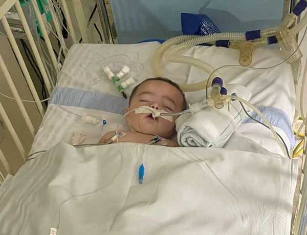 O pequeno Humberto, filho de  Larissa Pereira Gabrieli Zopelaro, internado na UTI: cura atribuída à intervenção de Nossa Senhora da Penha