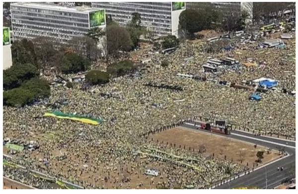 Passando a Limpo: É enganosa postagem afirmando que lançamento da campanha de Bolsonaro reuniu multidão em Brasília