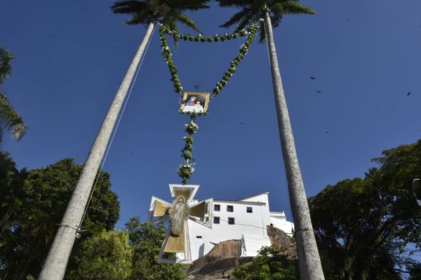 Terço gigante é erguido no Convento da Penha por Ricardo Medeiros