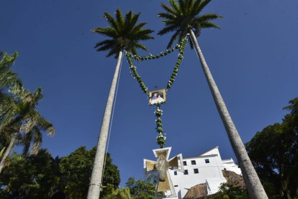 Terço gigante é erguido no Convento da Penha por Ricardo Medeiros