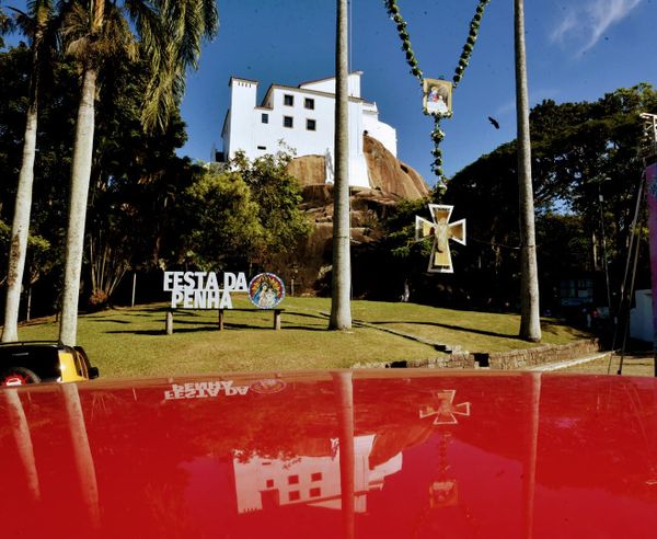 Terço gigante é erguido no Convento da Penha por Ricardo Medeiros