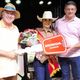 Paloma Aparecida da Silva Figueira Velasco, 32 anos, conquistou o título de Rainha do Alegre Rodeio Festival, na noite deste sábado (16). Na foto, ela posa com 