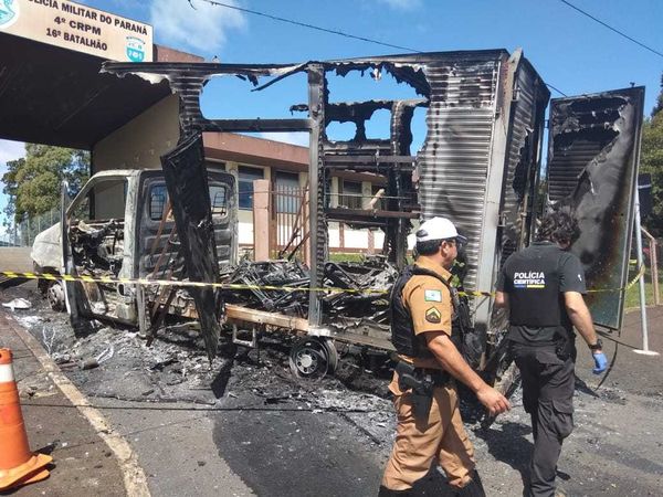 Segundo a Policia Militar, mais de 30 homens fortemente armados fecharam os acessos da cidade para o crime. Os assaltantes estavam em ao menos oito veículos blindados.