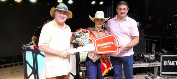 Paloma Aparecida da Silva Figueira Velasco, 32 anos, conquistou o título de Rainha do Alegre Rodeio Festival, na noite deste sábado (16). Na foto, ela posa com 