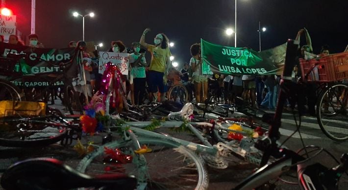 Entre os manifestantes, estiveram amigos, familiares e solidários à causa das vítimas de trânsito, incluindo a mãe da jovem, Adriani Luísa. Manifestação aconteceu na noite desta terça (19)