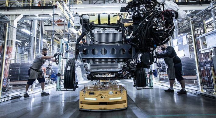 Paradas ocorrem em razão da falta de semicondutores e na unidade da VW, o motivo é preparar a linha para a produção de um novo carro