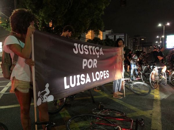 Ato em Vitória pede justiça após morte da modelo Luísa Lopes por Alberto Borém