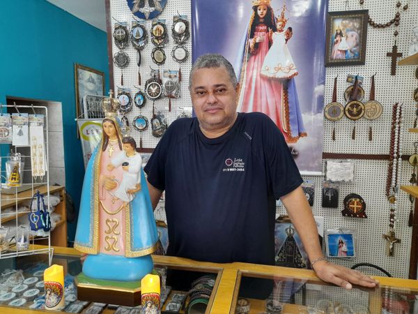 Dona da loja Sagrada Família, na Prainha, Anderson Souza Cruz espera boas vendas durante esta Festa da Penha