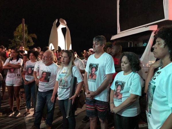 Famílias que perderam pessoas vítimas de acidentes estão unidas em protesto por Luísa Lopes por Alberto Borém