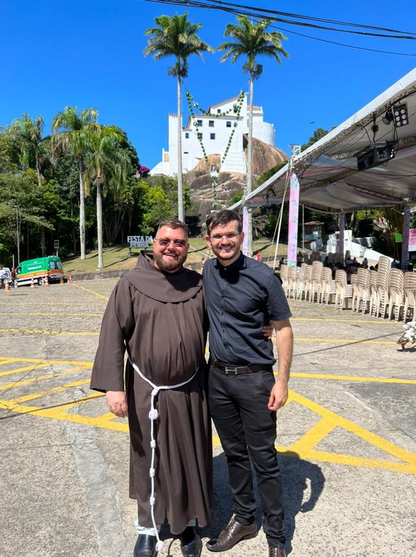 O guardião do Convento Frei Djalmo Fuck com o padre Patrick Fernandes que veio à Vitória para participar da Festa da Penha.