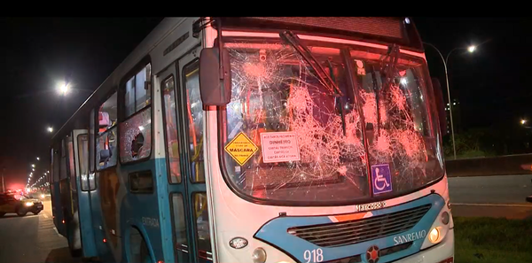 Ônibus é depredado na Rodovia do Sol, em Vila Velha