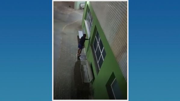 Em situação de rua, ele teria se envolvido em uma briga e assustou pais e crianças que estavam no local, aguardando por atendimento nessa terça-feira (19)