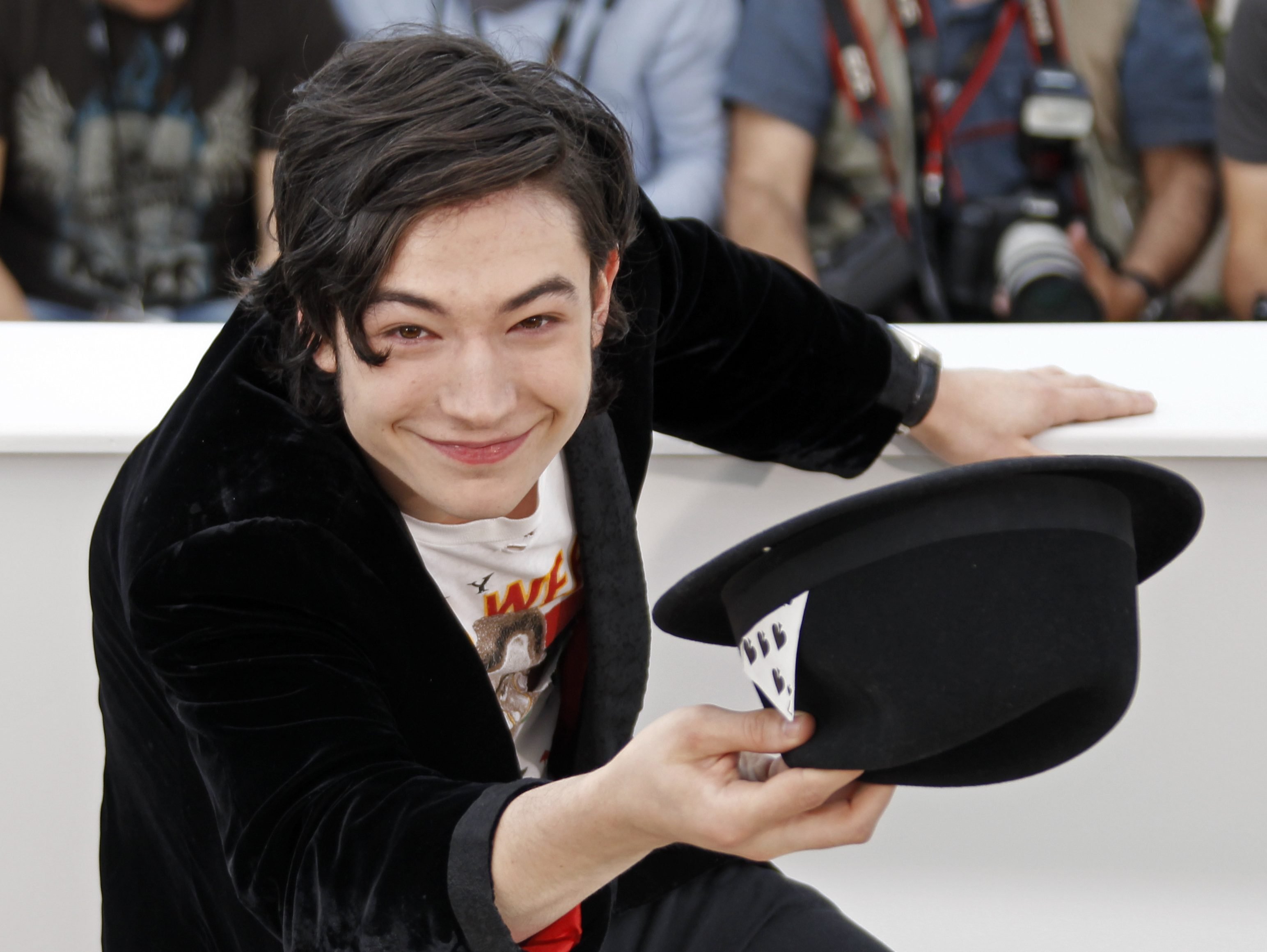 Hz Ator Ezra Miller Astro De The Flash Preso Por Agress O No