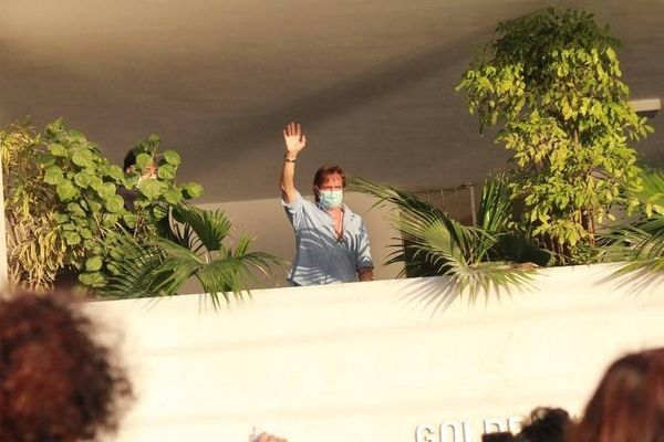Cantor Roberto Carlos acena para fãs na sacada do prédio onde mora, na Urca, Rio de Janeiro