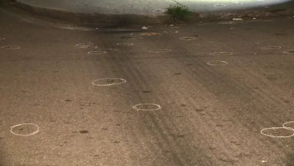 Capsulas dos mais de 40 tiros ficaram espalhadas no chão.