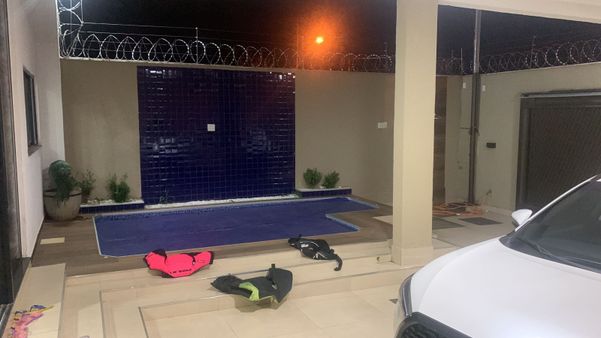 Casa de luxo onde criminoso mora tem piscina por Divulgação/PF