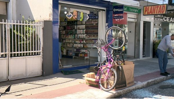 Fachada da farmácia em Linhares após acidente