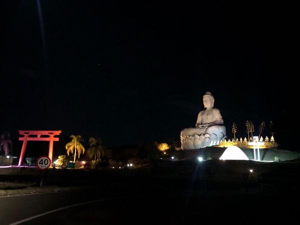 Iluminada, a Capelinha de Nossa Senhora da Penha já se destaca no Mosteiro Zen Morro da  Vargem por Divulgação/Mosteiro Zen Morro da Vargem 