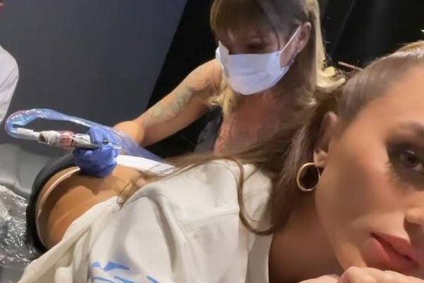 Rafa Kalimann em vídeo no estúdio de tatuagem 