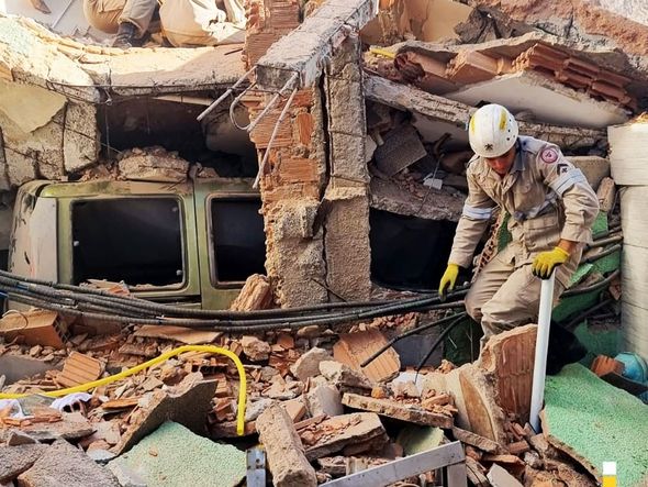 Bombeiros mostram resgate de moradores de prédio que caiu em Vila Velha por Corpo de Bombeiros