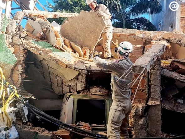 Bombeiros mostram resgate de moradores de prédio que caiu em Vila Velha por Corpo de Bombeiros
