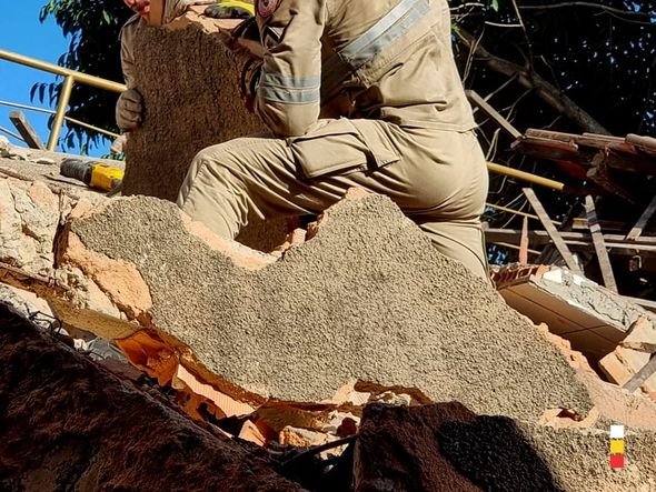 Bombeiros mostram resgate de moradores de prédio que caiu em Vila Velha por Corpo de Bombeiros