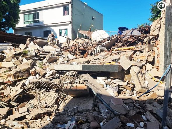 Bombeiros mostram resgate de moradores de prédio que caiu em Vila Velha por Corpo de Bombeiros